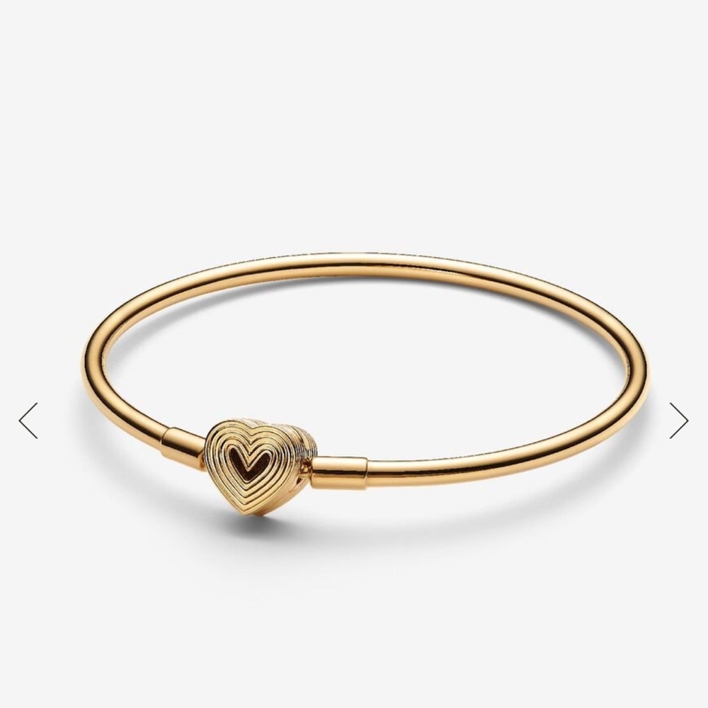 PANDORA - Radiating Heart Clasp Bangle